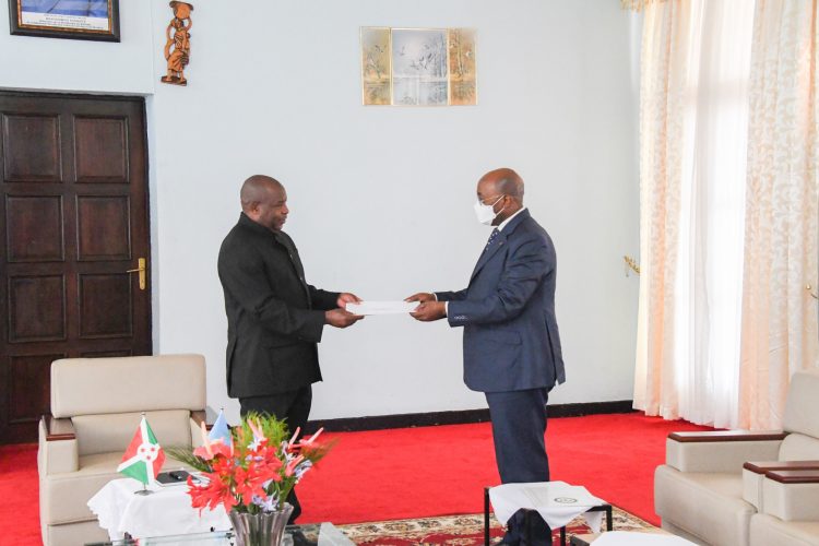 Umukuru w’Igihugu yakiriye intumwa ya mugenziwe w’Igihugu ca Gabon