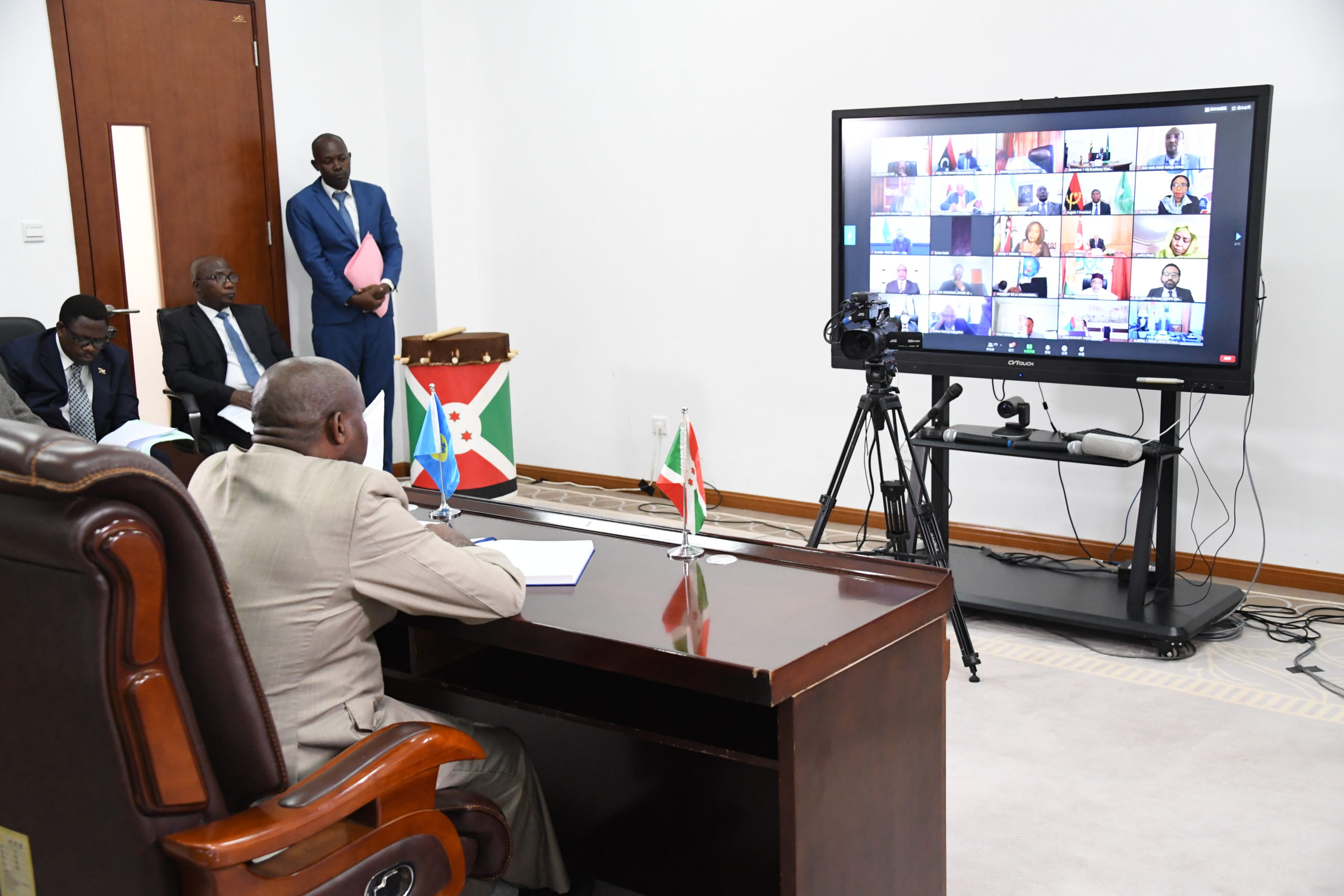 Umukuru w’igihugu Ndayishimiye asaba abanyafrika kunezerezwa no kwimbura bagafungura ivyabo