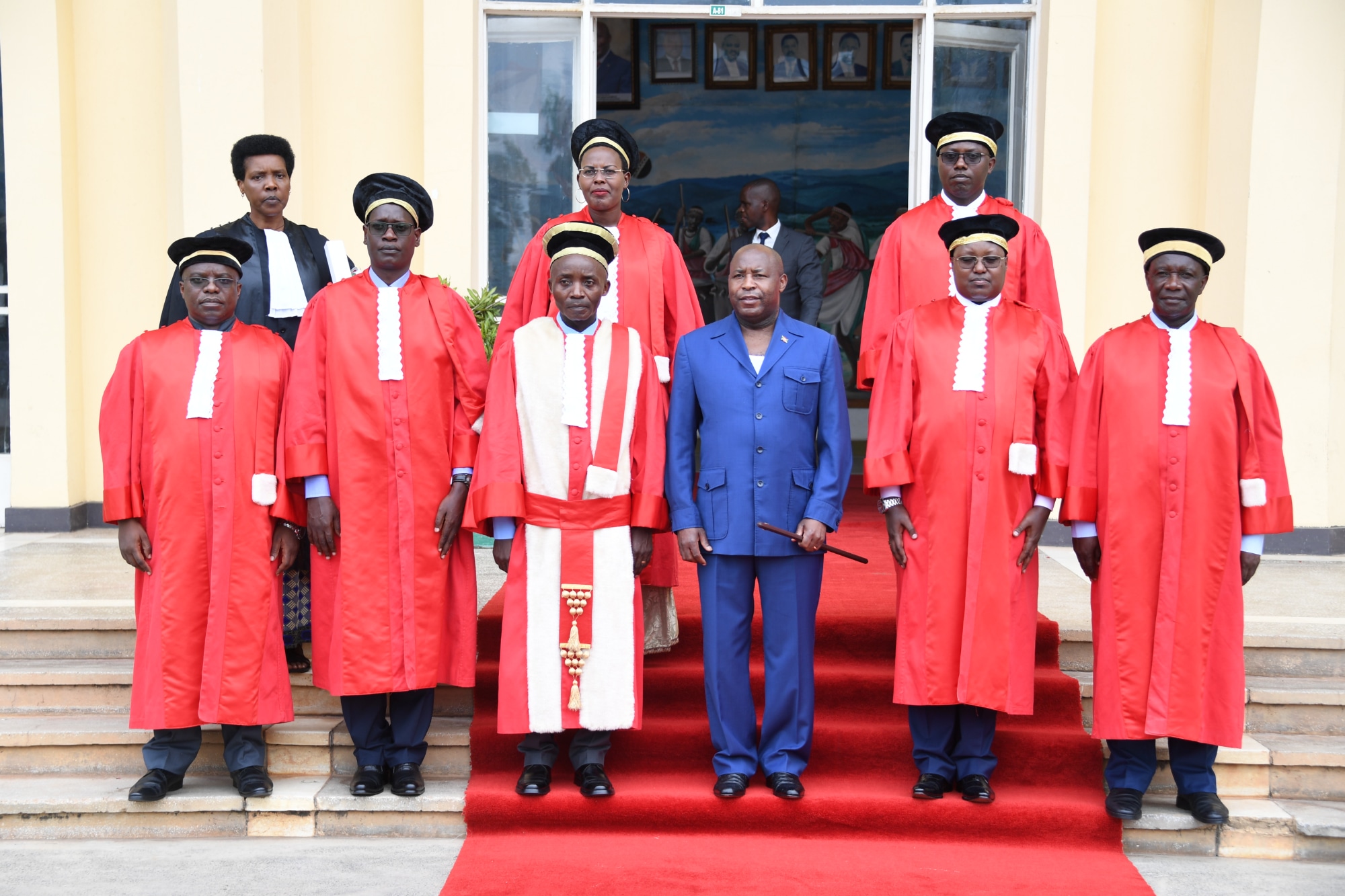 Abacamanza bashasha ba Sentare ijejwe kwubahiriza ibwirizwa nshingiro barahiye imbere ya Nyenicubahiro Umukuru w’Igihugu