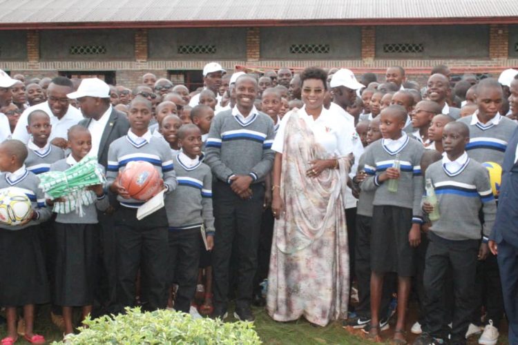 Nyenicubahiro Angeline Ndayishimiye yaganiriye n’abanyeshure bo kw’ishure ryitiriwe umweranda Gustino ryo mu Gitaramuka