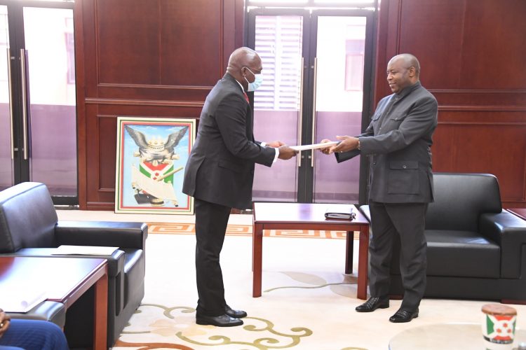 Umushikiranganji wa Angola ajejwe imigenderanire n’ayandi makungu yakiriwe na Nyenicubahiro Ndayishimiye, aho yari amuzaniye ubutumwa bwa Mugenziwe Joào Lourenço, no kumwereka Umunyamabanga Nshingwabikorwa mushasha wa CIRGL