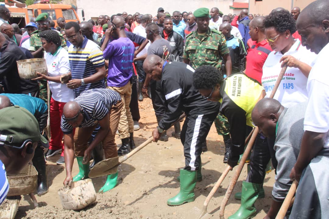 Umukuru w’Igihugu arashimishwa nuko abarundi bamaze gutahura ko iterambere ribwirizwa kuva mu maboko yabo