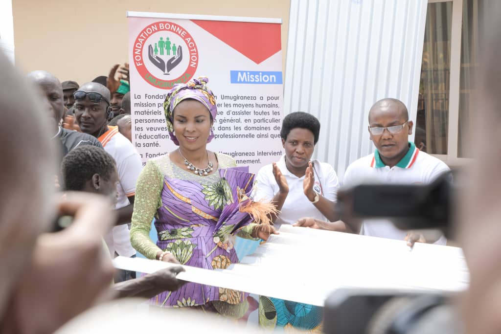 Umutambukanyi w’Umukuru w’Igihugu yafashije amabati imiryango ikenye