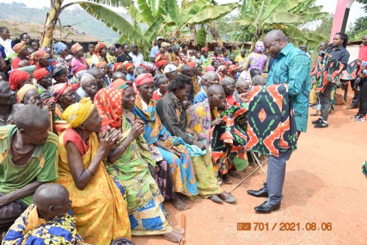 Umukuru w’igihugu Ndayishimiye yibutsa abarundi kugaruka ku muco mwiza wo gufatana mu nda