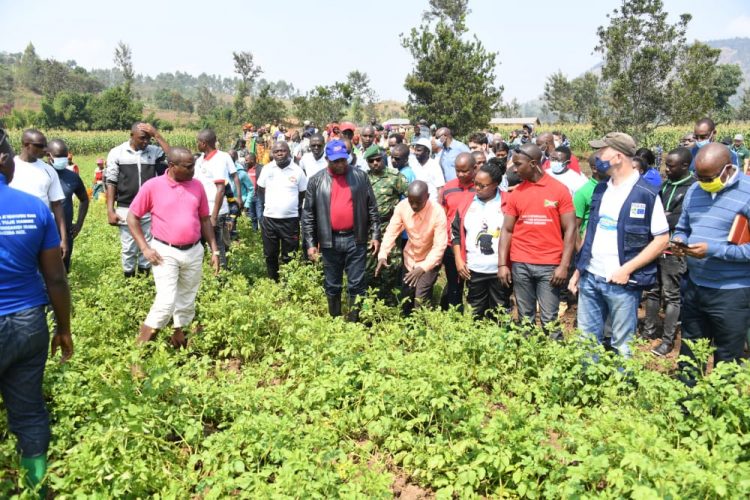 Nyenicubahiro Varisito Ndayishimiye asaba abarimyi gushira amatongo hamwe kugirango barwize umwimbu