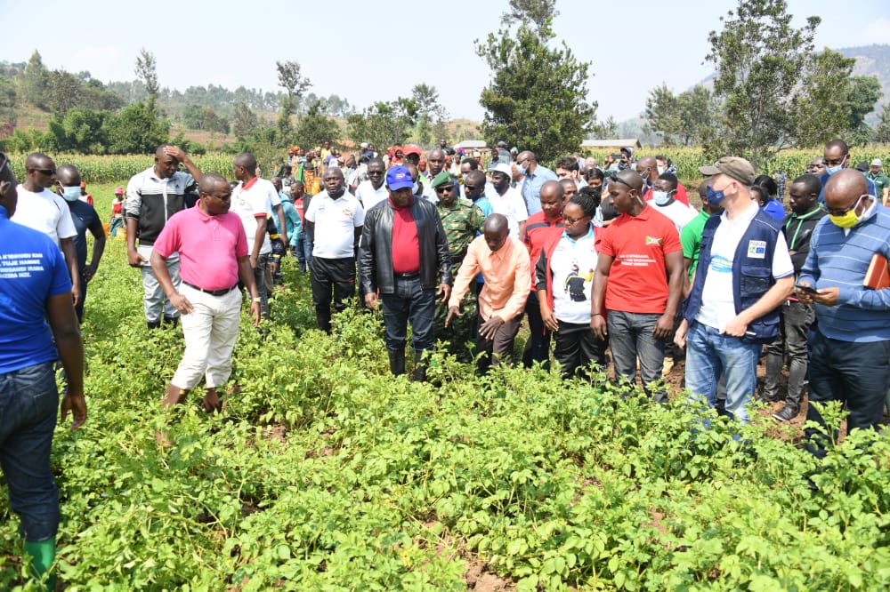 Nyenicubahiro Varisito Ndayishimiye asaba abarimyi gushira amatongo hamwe kugirango barwize umwimbu