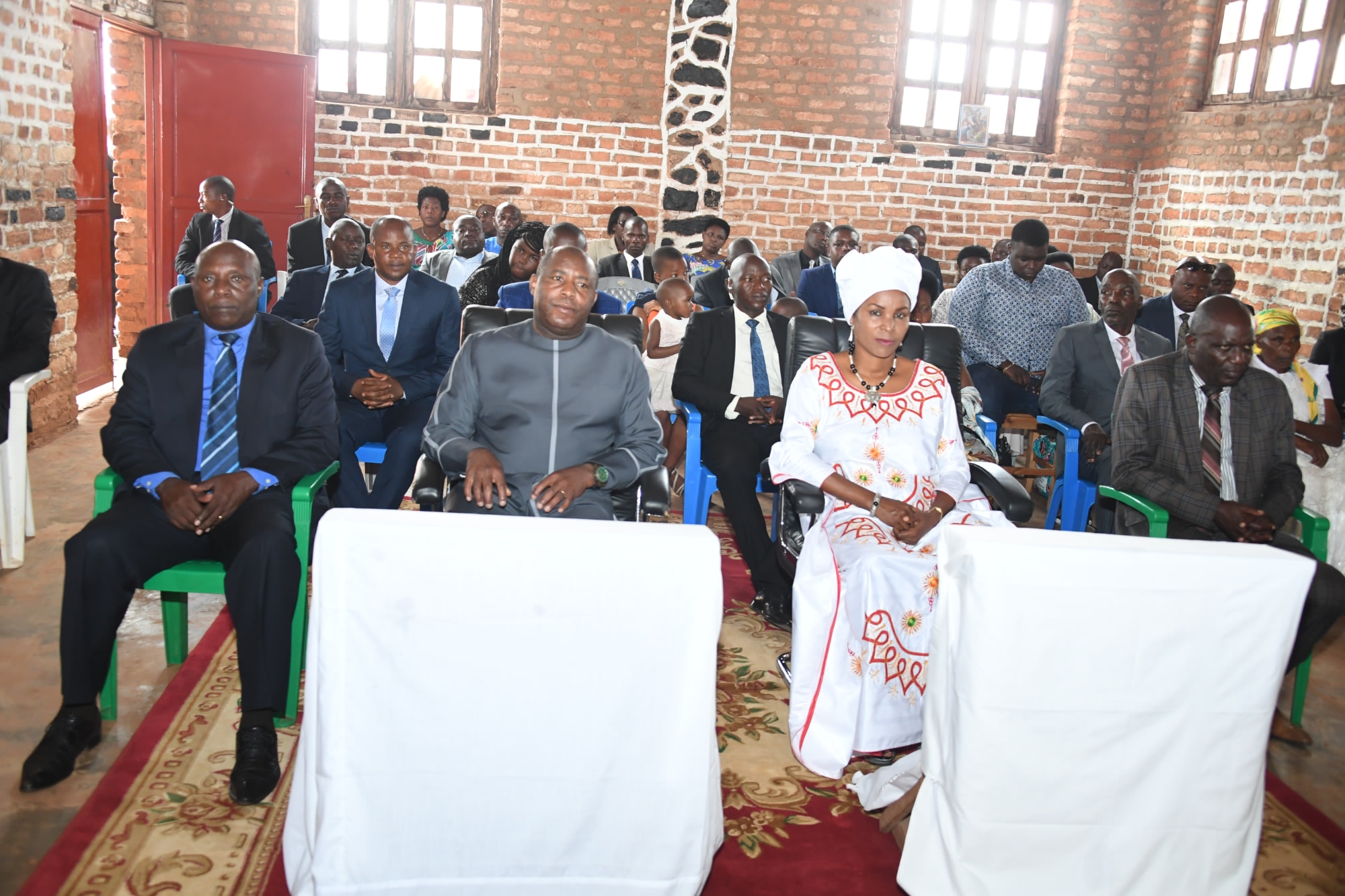 Umukuru w’igihugu Nyenicubahiro Varisito Ndayishimiye n’umutambukanyi wiwe bifadikanije n’abakirisu ba Paruwase Buziracanda, mu guhimbaza umusi w’Imana